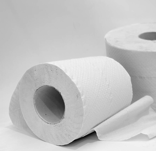 Toilettenpapierrolle auf Tisch mit weißem Hintergrund   - Foto, Bild