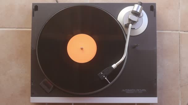 クリッピングパス付きの古いビニールレコード。DJ Turntable with Vinyl Record, Playing, Top View - 映像、動画