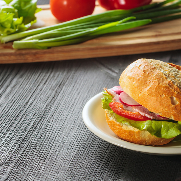 Sandwich mit frischem Gemüse, Käse und Schinken - Foto, Bild