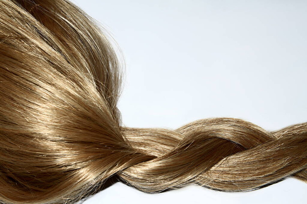 Nainen hiukset muotoilu valkoinen tausta - Valokuva, kuva