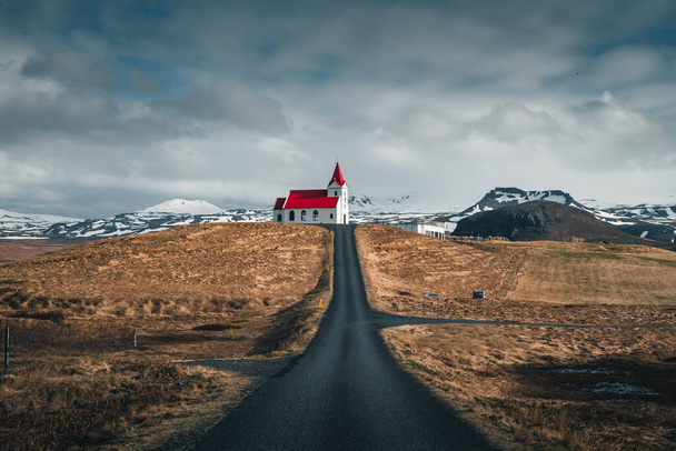 Panoramatický výhled na kostel Ingjaldsholskirkja v Hellissanduru na Islandu. Neuvěřitelný obraz islandské krajiny a architektury. Izolovaný kostel v krajině Skandinávie - Fotografie, Obrázek
