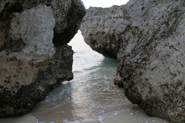 隠れたビーチの岩と水｜バリ島情報クラウドショップ. - 写真・画像