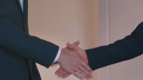 2人のビジネスマンの握手。成功した取引概念 - 映像、動画