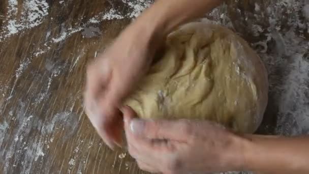 As mãos das mulheres amassam a massa para assar em casa chef, pastelaria. Baker amassar massa de farinha na mesa. Pão caseiro de trigo. Pastelaria e culinária. o conceito de natureza, Itália, alimentos, dieta e bio
 - Filmagem, Vídeo