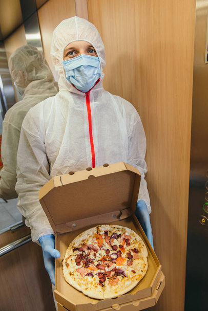 Biztonságos pizza házhozszállítás a vírus kitörése és karantén alatt. - Fotó, kép