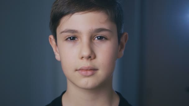 Ritratto di ragazzo carino di 11 anni che guarda la macchina fotografica a casa la sera
 - Filmati, video