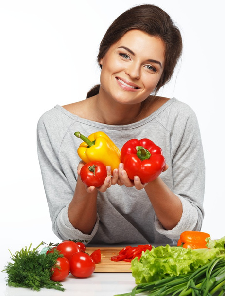 Beautiful young woman holding fresh vegetables - Valokuva, kuva