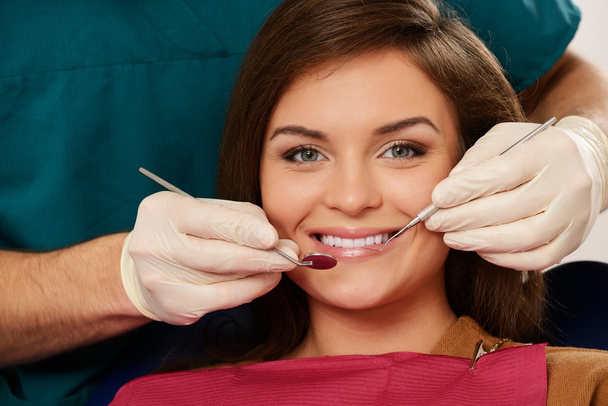 μελαχρινή κοπέλα σε μεγέθυνση χειρουργική επέμβαση του οδοντιάτρου - Φωτογραφία, εικόνα