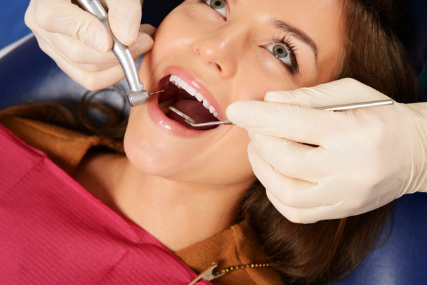 Jeune femme brune à la chirurgie du dentiste gros plan
 - Photo, image