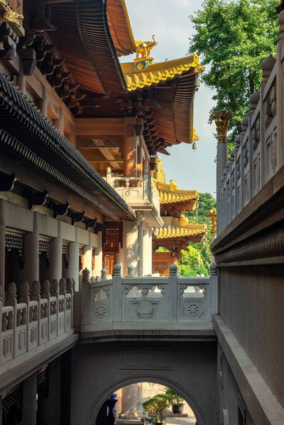 Історичний буддійський храмовий комплекс храму Цзінган на Західній Нанкінській дорозі в центрі Шанхаю (Китай). - Фото, зображення