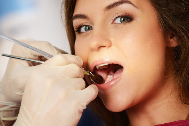 Nuori brunette nainen hammaslääkärin leikkaus lähikuva
 - Valokuva, kuva