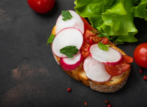 Vegetarian vegetable bruschetta - with radish, tomato, olives, cabbage and salad - Foto, afbeelding