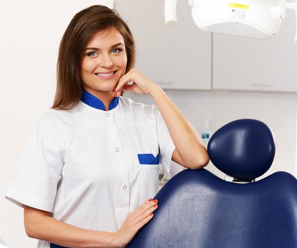 οδοντίατρος όμορφη μελαχρινή νεαρή γυναίκα σε χειρουργική επέμβαση του οδοντιάτρου - Φωτογραφία, εικόνα
