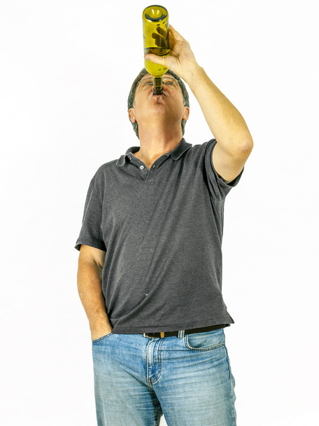 hombre bebe alcohol de una botella
 - Foto, imagen