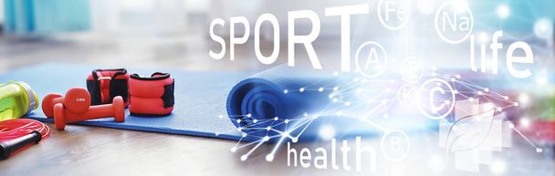 Sport en gezonde levensstijl. Accessoires voor sport. Yoga mat halter en springtouw. Sport achtergrond met home oefeningen concept. - Foto, afbeelding