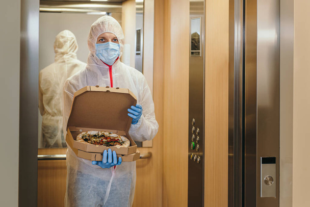 Безопасная доставка пиццы домой во время вспышки вируса и карантина
. - Фото, изображение
