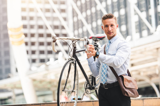 Sonrisa guapo hombre de negocios caucásico Goto trabajar con bicicleta en el día libre de coches en la ciudad - Estilo de vida urbano
 - Foto, imagen