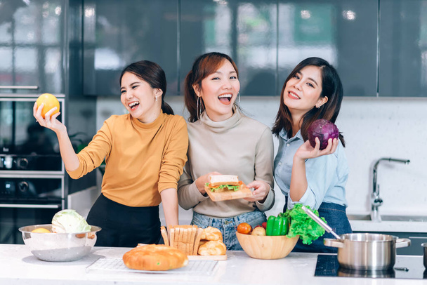 Happpy Asian Friends Cucinare insieme in cucina a casa - Hobby Lifestyle Concept - Foto, immagini