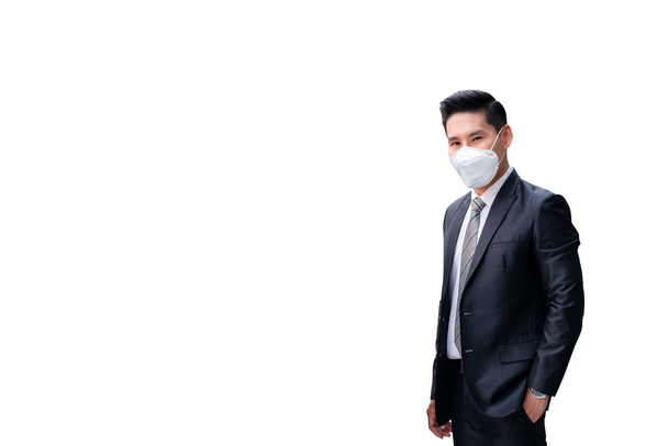 Empresario asiático que usa máscara de protección contra el virus en la prevención del Coronavirus o la situación del brote de Covid-19 - Healthcare and Business Concepton White Background
 - Foto, imagen