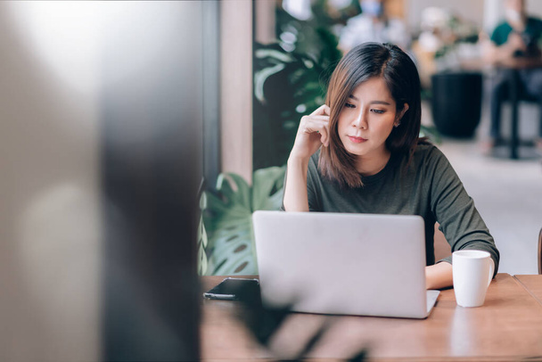 Portrait of Smart Asian Woman Freelance Online Working with Laptop in Co-Working Space - Foto, imagen