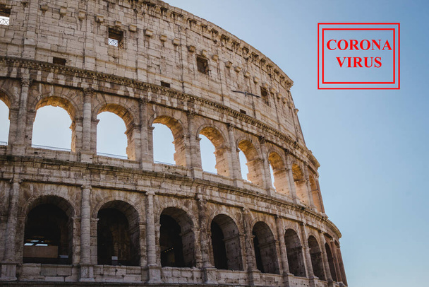 İtalya 'da Corona virüsü, Roma Kolezyumu' nun duvarında kırmızı covid-19 işareti, güneşli bir günde parlak mavi gökyüzü arkaplanı. - Fotoğraf, Görsel