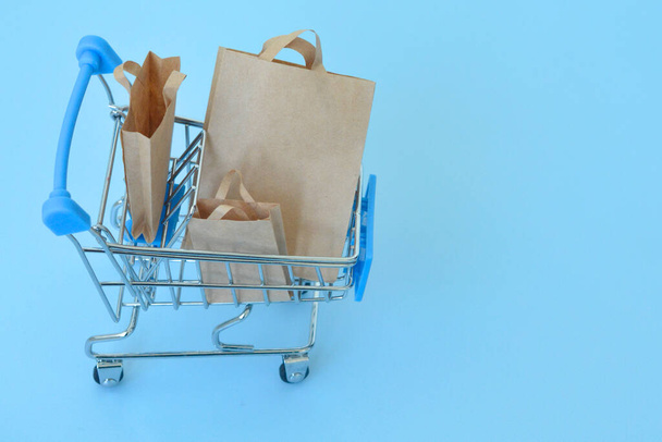 Kis szupermarket élelmiszerbolt push cart a vásárlás trendi modern divat háttér. Eladó vásárolni pláza piac fogyasztói koncepció. Másold a helyet. Koncepció Online vásárlás - Fotó, kép