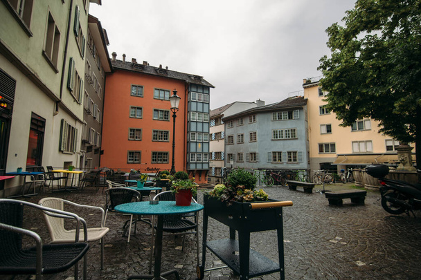 cafe with wet paving stones against a gray sky - Foto, Imagem