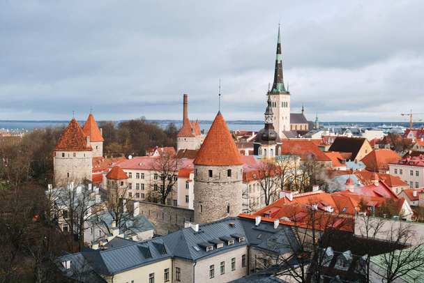 中世の旧市街、聖オラフ・バプテスト教会とタリン市壁、タリン、エストニアと空中パノラマの街並み - 写真・画像