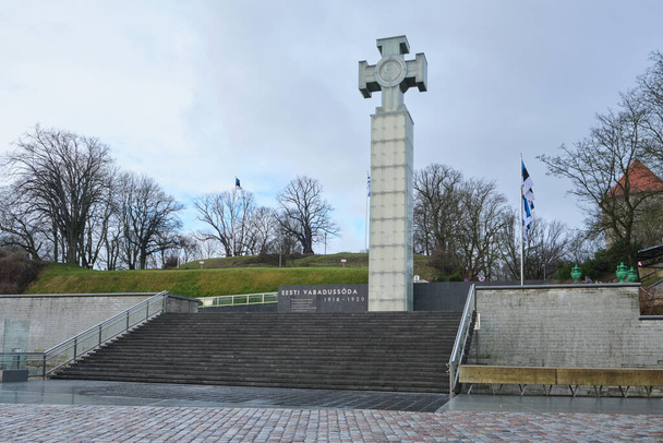 TALLINN, ESTONIA, ΦΕΒΡΟΥΑΡΙΟΣ 2020: Η Στήλη Νίκης του Πολέμου της Ανεξαρτησίας στο Ταλίν της Εσθονίας. Η επιγραφή στην εσθονική γλώσσα "Η Εσθονία απελευθερωμένη" - Φωτογραφία, εικόνα
