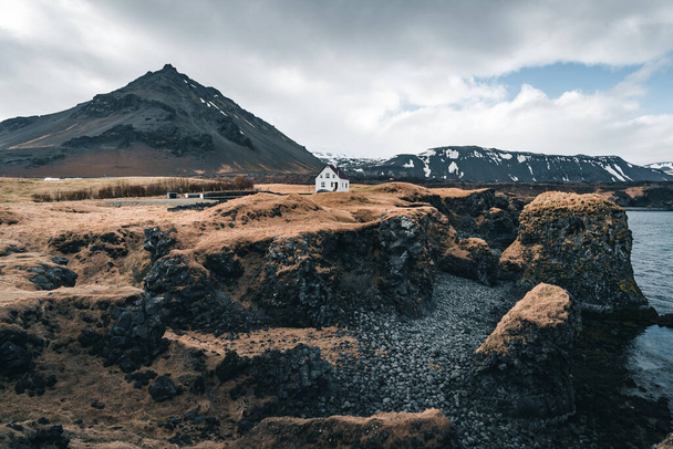 Niesamowity krajobraz Arnarstapi małej wioski na półwyspie Snaefellsnes w Islandii. Port i miasteczko rybackie w Islandii - Zdjęcie, obraz
