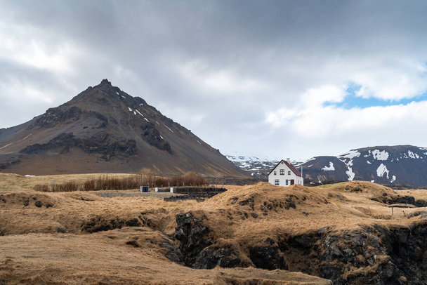 Удивительный пейзаж Арнархи - маленькой деревушки на острове Снефельснес в Исландии. Порт и рыбацкий городок Исландии - Фото, изображение