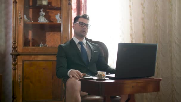 Geschäftsmann arbeitet zu Hause ohne Hose - Filmmaterial, Video