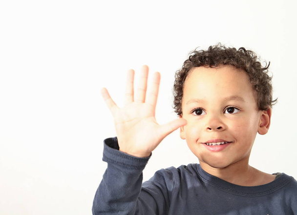 bambino mostrando stop gesto - Foto, immagini