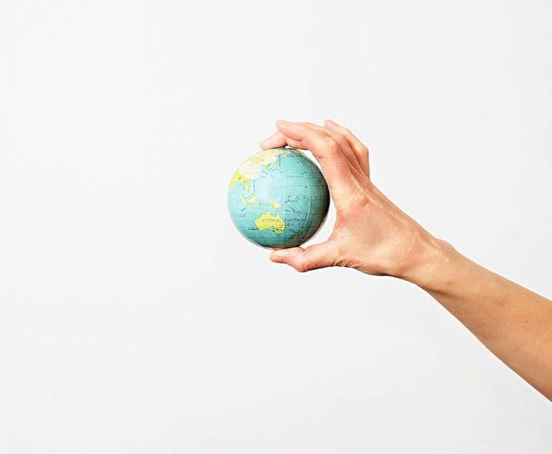 main tenant un globe au jour de la terre  - Photo, image