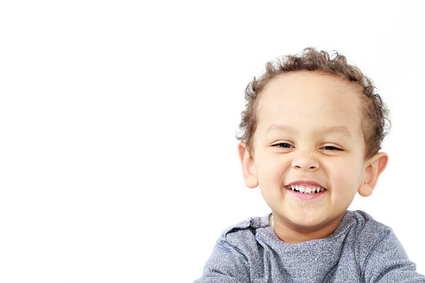 Дуже щасливий маленький хлопчик дає тобі велику посмішку - Фото, зображення
