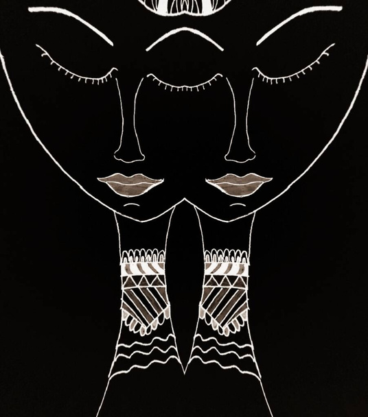 bílá na černém negativu inkoustu čmáranice dvou hlav sebevědomé mladé dámy s prodlouženým dlouhým krkem a extravagantní účes vzor a vzory - Fotografie, Obrázek