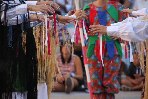 Danza tradicional vasca en un festival callejero
 - Foto, imagen
