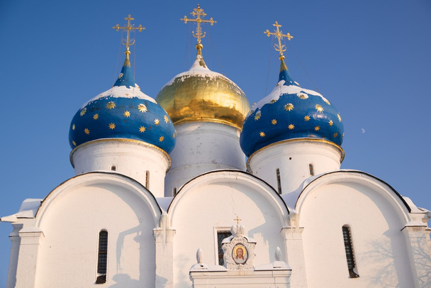 Kirche mit drei Kuppeln - Foto, Bild