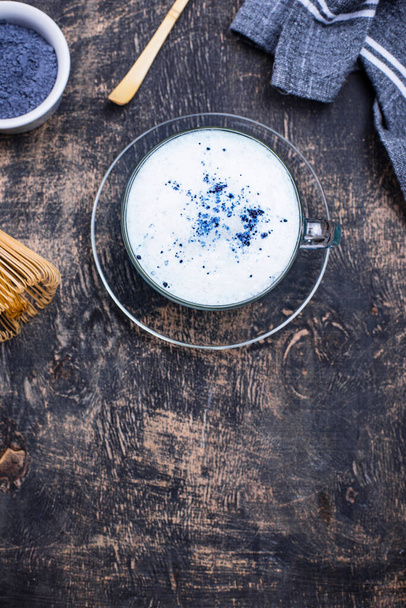 Γαλάζιος λάτε matcha με γάλα - Φωτογραφία, εικόνα