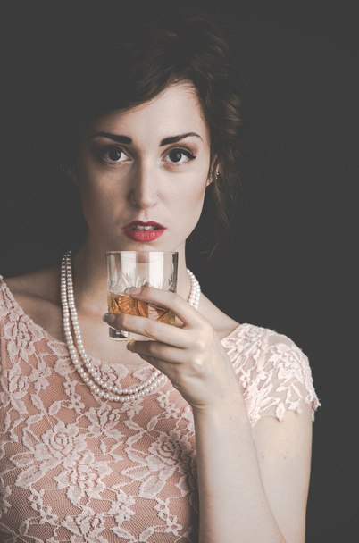 Винтажный портрет женщины, держащей напиток
 - Фото, изображение