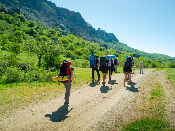 wandelaars groep wandeltochten in Krim - Foto, afbeelding
