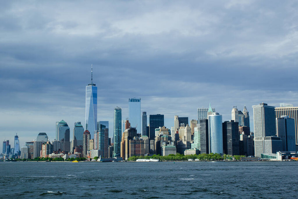 Вид на Манхеттенський скайлайн з синім небом, Нью-Йорк цитаскейп, міста США - Фото, зображення