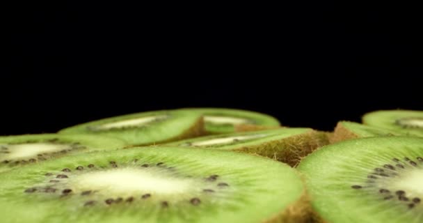 Soczyste świeże owoce kiwi pokrojone w pół super makro wysokiej jakości zbliżenie pędu  - Materiał filmowy, wideo