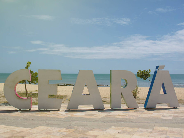 прибытие вывески туристическая доска с Ceara надписью большими, красочными буквами на пляже и море в городе Форталеза, штат Сеара, Бразилия
 - Фото, изображение