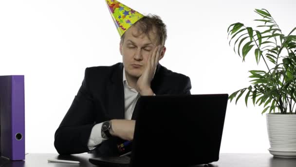Bevuto giovane uomo d'affari assonnato con postumi di sbornia in berretto festivo che si addormenta
 - Filmati, video