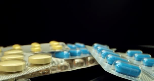 blau gelb rosa klar gesunde Ernährung Suplement Medizin Pillen  - Filmmaterial, Video