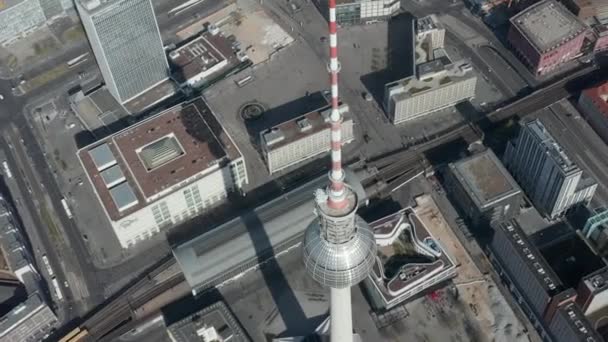 AERIAL: Slow Flight over Small Bridge over Spree in Berlin, Németország kilátással az Alexander Platz TV Tower-re  - Felvétel, videó