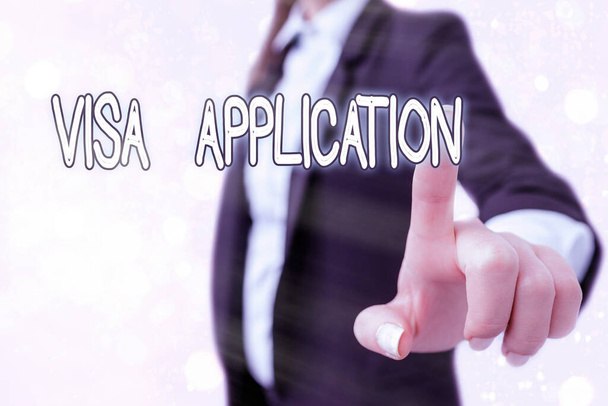 Εγγραφή σημειώματος που δείχνει την αίτηση Visa. Επαγγελματική φωτογραφία προβολής Έντυπο για να ζητήσετε άδεια ταξιδιού ή να ζήσετε σε άλλη χώρα. - Φωτογραφία, εικόνα