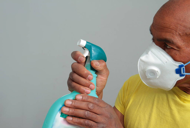 coronavirus homem com spray lutando contra a doença em fundo cinza foto stock
 - Foto, Imagem
