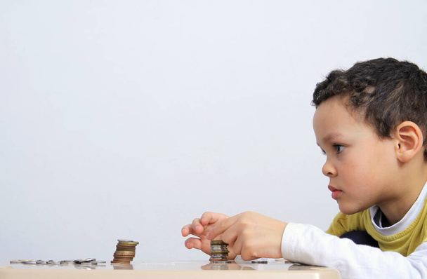 dítě šetří peníze do budoucna na bílém pozadí s lidmi stock fotografie  - Fotografie, Obrázek